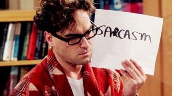 Мужчина с лопатой напал на машину таксиста