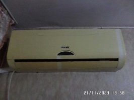 Приборам из белого пластика пофиг, куришь ты или нет. они по-любому желтеют со временем.
У нас вообще не курящая семья. Установили сплит-систему лет 10 назад. Внутренний блок из белоснежного стал желтее спелой кукурузы. О его белизне напоминают лишь следы от фиксирующей изоленты, которые почему-то не хотят желтеть.
И с клавиатурой та же история.
Кстати на сравниваемых фото прекрасно видно, что белая клавиатура и пульт - НОВЫЕ, т.к. надписи на кнопках не потёртые, в то время как на жёлтых девайсах на некоторых кнопках надписи уже повреждены, что говорит об их регулярном использовании. Не надо людям голову морочить.
Так что не в табачном дыме дело. Нужно просто ещё учитывать фактор городского смога и испарения масел и жира при готовке на кухне (они тоже не только в пределах кухни остаются, а у некоторых нет вытяжки и запахи проветривают дедовским способом - сквозняком через всю квартиру и это всё оседает по пути на люстрах, мебели и т.д.).
Вот мой сплит после 10 лет в НЕКУРЯЩЕЙ квартире.