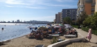 Албания разнообразная и контрастная, города строятся, в целом современно, на фото Дурес этим летом