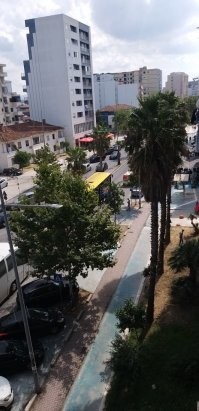 Албания разнообразная и контрастная, города строятся, в целом современно, на фото Дурес этим летом