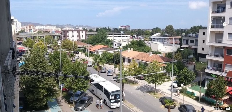 Албания разнообразная и контрастная, города строятся, в целом современно, на фото Дурес этим летом