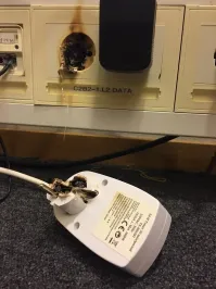 Автор , поясните за  №  --- 7 "Этот таймер мощностью 3680 Вт обеспечивал питание трех 65-дюймовых плазменных телевизоров Pioneer, которые включались одновременно"

Источник:  © Fishki.net

3680 Вт - это максимальная нагрузка таймера (ОК) , но 3 плазмы не тянут на её превышение (каждая максимум 200 - 500Вт)  , так возникает вопрос - почему "расплавилось" , если все нагрузки были в рамках нормы ???