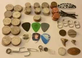 Монеты, заколки - нормально. Медиаторы - ладно. Шурупы - хрен с ними. Но кто, блжад, додумался носить в карманах акульи зубы?!