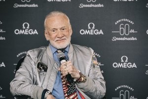 Базз Олдрин к шоу-бизнесу не особо относится, но человек очень известный.
В 1963 году в Массачусетском технологическом институте защитил диссертацию на тему 
 Управление сближением космических аппаратов на орбите.