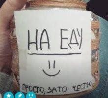 В кафе просить на еду как-то нечестно. Не слыхал никогда про работника общепита,который умер от голода. А вот уборщицу школьной столовой ,которая каждый день шла домой с двумя тяжелыми сумками,наблюдал на протяжении многих лет..
 PS У меня сын в ресторанном бизнесе уже 14 лет. Говорит,что практически во всех заведениях персоналу либо готовят отдельно,либо скидки до 80%,либо можно просто "нахвататься"\напробоваться во время работы(это,кстати,отражается на конечной стоимости блюд)..