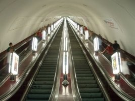 В Киеве такие же красивые фонари стояли на эскалаторах старых станция. В 90-х какой-то ублюдок из "свидомых на всю голову" заменил их все на ублюдочные лайтбоксы с рекламой. ВСЕ!