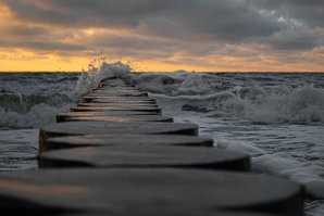 Вот красивые фото волнореза.  А то что у вас- невнятное нечто, похожее на кучку.. понятно чего.
 Хотя это наверное единственное фото в подборке, которое хоть чуточку соответствует названию поста. Сколько раз вам, автор, писали что вы не знаете значения слова, но с тупым упорством присосываете его повсюду.
 Попробую ещё раз. Нуар от французского "чёрный". В кино  так называют течение, в котором показано нечто мрачноватое, серое, с меланхолическим настроением. В изобразительном искусстве необычное, связанное с африканской(чёрной) экзотикой, но часто всё с тем же мрачноватым уклоном. У вас просто винегрет разных фото, не имеющих НИКАКОГО отношения к нуару вообще.