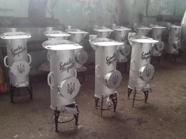 А на фронте буржуйки.. Судя по последним новостям продают. 

Раньше на этом заводе корабли делали, ну тут какая страна такая и промышленность.

 Кстати, а нафига им студенты, институты? Буржуйку сварить много образования не надо.