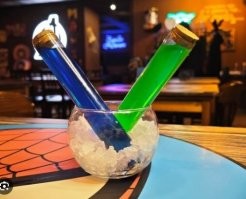 В Питере есть бар необычный - Неканон на Лиговском (честно - не реклама - моё личное мнение, я никак с ними не связан) - тма дофига довольно необычных коктейлей с дикими названиями - типо "Болотная тварь", "Мутаген" - ряд из них прям необычно подается, приколько, в виде колб всяких, шприцев)))