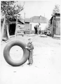 Накачивали камеру, затыкали мылом. И помещались вовнутрь, чтобы скатиться с горы. Держаться надо было очень крепко, а идти прямо после этого невозможно)))