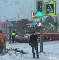 А ведь интересно, что это за спецтрамваи в Питере с проблесковыми синекрасными маяками?? Как у Путина блин...