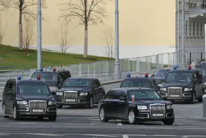 А ведь интересно, что это за спецтрамваи в Питере с проблесковыми синекрасными маяками?? Как у Путина блин...