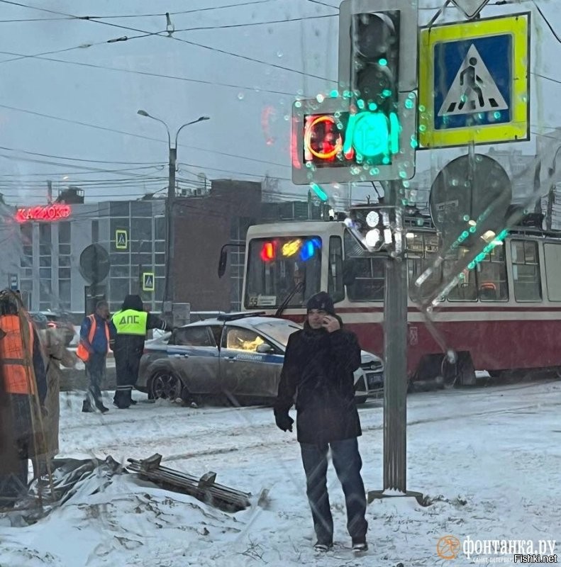 А ведь интересно, что это за спецтрамваи в Питере с проблесковыми синекрасными маяками?? Как у Путина блин...