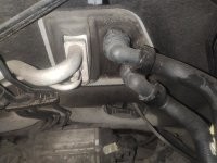 Принцип работы термостата это заслонка, подпираемая пружиной, обычной пружиной, без всяких термо элементов. Соответственно, постепенно нагревающийся антифриз, постепенно увеличивает давление на заслонку, и постепенно её приоткрывает, начиная  запускать на большой круг всё большее и большее количество антифриза. Температура полного открытия регулируется жёсткостью пружины, но само открытие начинается при небольших температурах, растёт температура - увеличивается проход жидкости на большой круг. Есть авто где печка на малом круге, есть где на большом, но в любом случае теплый воздух пойдет через пару-тройку минут, сразу как начнётся смешение. А на многих современных авто в этом процессе участвует ещё подогрев термостата, управляемый мозгами. А теперь фотки. К сожалению одним ракурсом снять не получается, заснял пошагово путь шлангов от печки до термостата. И сам термостат на схеме, цифрами 4 и 5 обозначены подача и обратка.
