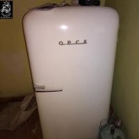 До сих пор стоит такой в квартире у бабушки. Работает до сих пор.