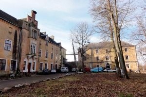 Это он  раньше был Вальдау, а теперь это посёлок Низовье. (первое фото- остатки замка) Теперь это музей.
 А замка Нессельбек вообще в природе не существовало и не существует. Это отель, стилизованный под замок В посёлке Орловка на месте бывшей разрушенной усадьбы. Построен буквально несколько лет назад. Но очень аутентично. Там реально замечательно всё от внешнего до внутреннего убранства, пиво и рыцарские шоу. 
 Да, это всё в России. В Калининградской области. И руин замков Тевтонов тут много. Рагнит, Бальга, Истербург, Тапиау и много другого. Однако это именно что руины, а не собственно замки. хотя многие реставрируют, частично восстанавливают и посещать их очень интересно.