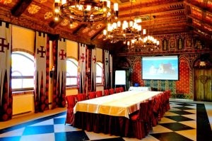 Это он  раньше был Вальдау, а теперь это посёлок Низовье. (первое фото- остатки замка) Теперь это музей.
 А замка Нессельбек вообще в природе не существовало и не существует. Это отель, стилизованный под замок В посёлке Орловка на месте бывшей разрушенной усадьбы. Построен буквально несколько лет назад. Но очень аутентично. Там реально замечательно всё от внешнего до внутреннего убранства, пиво и рыцарские шоу. 
 Да, это всё в России. В Калининградской области. И руин замков Тевтонов тут много. Рагнит, Бальга, Истербург, Тапиау и много другого. Однако это именно что руины, а не собственно замки. хотя многие реставрируют, частично восстанавливают и посещать их очень интересно.