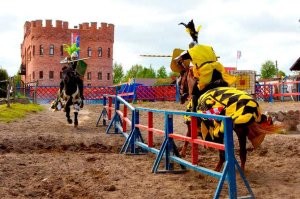 Это он  раньше был Вальдау, а теперь это посёлок Низовье. (первое фото- остатки замка) Теперь это музей.
 А замка Нессельбек вообще в природе не существовало и не существует. Это отель, стилизованный под замок В посёлке Орловка на месте бывшей разрушенной усадьбы. Построен буквально несколько лет назад. Но очень аутентично. Там реально замечательно всё от внешнего до внутреннего убранства, пиво и рыцарские шоу. 
 Да, это всё в России. В Калининградской области. И руин замков Тевтонов тут много. Рагнит, Бальга, Истербург, Тапиау и много другого. Однако это именно что руины, а не собственно замки. хотя многие реставрируют, частично восстанавливают и посещать их очень интересно.