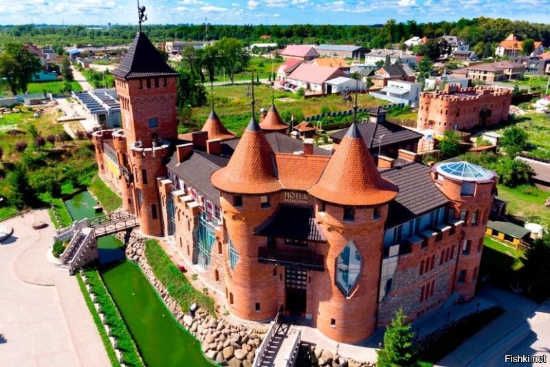 Это он  раньше был Вальдау, а теперь это посёлок Низовье. (первое фото- остатки замка) Теперь это музей.
 А замка Нессельбек вообще в природе не существовало и не существует. Это отель, стилизованный под замок В посёлке Орловка на месте бывшей разрушенной усадьбы. Построен буквально несколько лет назад. Но очень аутентично. Там реально замечательно всё от внешнего до внутреннего убранства, пиво и рыцарские шоу. 
 Да, это всё в России. В Калининградской области. И руин замков Тевтонов тут много. Рагнит, Бальга, Истербург, Тапиау и много другого. Однако это именно что руины, а не собственно замки. хотя многие реставрируют, частично восстанавливают и посещать их очень интересно.