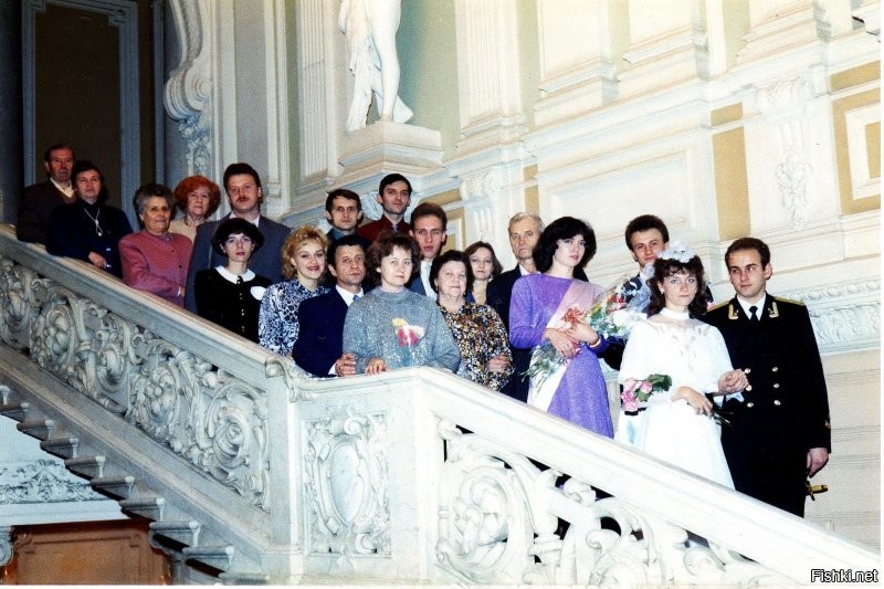 Я женился в 1992 году. 27 ноября. Расписались на Набережной Красного Флота, дворец бракосочетаний №1, считался "морским". Через три дня улетел на Камчатку.