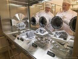 Хе.. Про лунный грунт америкосы все наврали,накопали в карьере под Хьюстоном,и по всему миру рассылали. А весь мир - лохи,поддержали америкосов, что грунт настоящий,даже в СССР,который имел собственные образцы,которые советские станции доставили..Цитата -
"Ежегодно NASA отправляет в разные страны для исследования или учебных целей около 400 образцов лунной породы. Все они потом возвращаются назад и хранятся в специальном хранилище, отдельно от нетронутой породы. В настоящее время было использовано 48 тысяч образцов   это около 7,5% от всего, что доставили миссии «Аполлон».
Но было два случая, когда США дарили лунные камни навсегда   бесплатно и даже не для научных целей. В 1970 году Ричард Никсон подарил крошечные фрагменты породы со спутника Земли, доставленные первой пилотируемой миссией «Аполлон-11» правительствам 135 дружественных стран (в том числе и Советскому Союзу), а также 50 американским штатам и Организации Объединенных Наций."