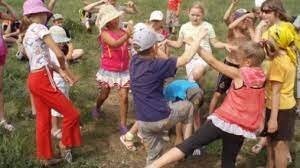 В игре "море волнуется" подразумевалось некоторое творчество,и не требовалось стоять неподвижно часами.