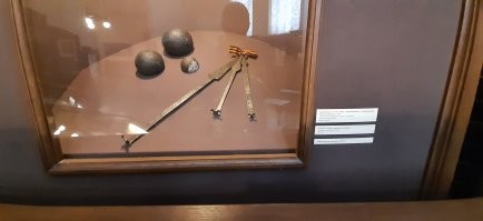 Куцая статейка. Почему бы не уточнить что тот самый музей построен в основном на деньги пожертвованные простыми людьми России? Даже землю под этот музей выделил Преображенский полк отделив участок своего плаца. Все экспонаты музею так же пожертвовали знакомые, родные, потомки сослуживцев великого человека. Были в прошлом году там и на могиле Суворова в Александро-Невской лавре.  На фото фасад музея и часть экспозиции- ключи от Исмаила(!) И могила скромного великого человека.