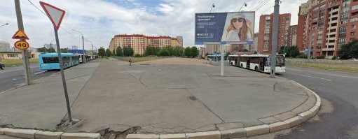 Школьная улица вообще идет почти на всем своем протяжении параллельно Савушкина на расстоянии нескольких кварталов от нее, как с нее можно было сделать этот снимок, непонятно.

Единственное место, где эти улицы сходятся вместе  - это место, где Школьная заканчивается,  примыкая к Савушкина, которая, в свою очередь, утыкается чуть далее в Приморское шоссе. 

Вот так оно выглядит на гугл-карте. Школьная - слева, Савушкина - справа.