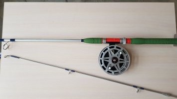 Я тоже сначала с частью бамбуковой удочки блеснил, а через два года подарили уже настоящий Ленинградский спиннинг, для 89 года, это было очень круто.