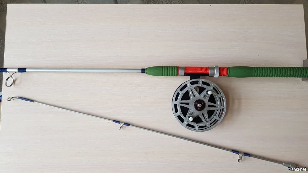 Я тоже сначала с частью бамбуковой удочки блеснил, а через два года подарили уже настоящий Ленинградский спиннинг, для 89 года, это было очень круто.