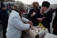 А вот это поначалу был эдакий культурный шок: народ ЗИМОЙ, НА УЛИЦЕ, ест мороженое!