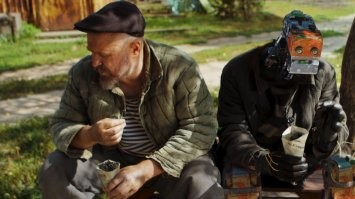 В Мурино дети спасали застрявшего в снегу робота-курьера