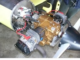 Хм... Сравнивать авиамодельный движок с настоящим... 
Ну... У меня еще "Ритм-м" валяется где-то. С детства остался. 

Вот вам моторы воздушного охлаждения. 

Есть впуск и выпуск. 
Можно в трубу собрать и никаких дополнительных отверстий. 

Я к тому, что не проблема сделать двигатель воздушного охлаждения, который сможет работать под водой.