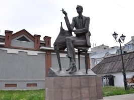 У нас памятник в 2010 установили Аркадию Северному !