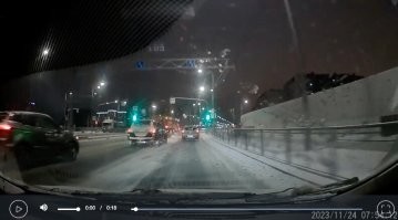 Там не сужение, а излом полосы, о чём говорят знаки. Формально снегоуборщик перестроился без поворотника и создал помеху ТС имеющему преимущество.
