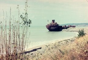 В советские времена, в 70-е годв в п. Гезель-Дэре во время шторма выбросило танкер "Россильён". в 1980 он ещё сохранял свой вид. Сейчас осталось только часть днища.
