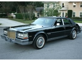 Да, на фоне хлама стоит Cadillac Seville, думаю и сейчас такая машина смотрится неплохо, а тогда была просто космос.