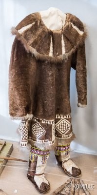 Так она и не расстёгивается, куртка-то. Поэтому и погода такая.