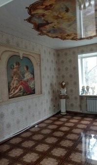 Особенно хорошо на фоне картин и потолочной фрески смотрятся кабельтрассы по периметру. Не хватило денег?