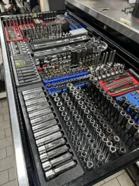 Судя по внешнему виду инструмента. Им не разу не пользовались. Где потёртости, где грязь и разводы на местах для головок?