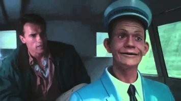 Точно! А я никак не мог понять, кого мне напоминает таксист из "Вспомнить всё"))