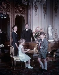 Таки ОЙ - тот самый рояль с картиночками, в 1957-м году. Саддам Хуссейн был никому неизвестным <span style='color:gray'>[мат]</span>, который только делал первые шаги в политике.