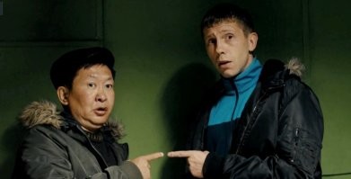 В Подмосковье парень нашёл в подъезде огромного питона и решил его приютить