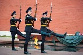 Что-то мне кажется, что версия "понтов" - самая подходящая. Что бы звякало и привлекало внимание. Кстати, карабины у почетного караула в Кремле специально разболтаны, что бы брякали при строевом шаге.