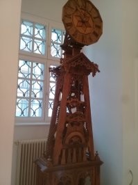 Полностью деревянные действующие часы. Могу ошибиться, забыл уже- по моему- восемнадцатого века. 
Мельк, Бенедиктинский монастырь, Австрия.