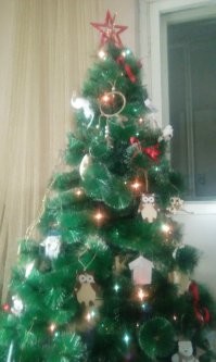 у меня когда мелочь завелась - я купила деревянные игрушки.. роняй - не хочу 
пришла с работы - подняла ))
ps - ронятель и её первая елка