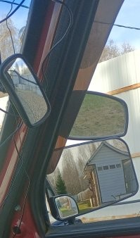 Молодцы! 

Жаль только, зеркала не поменяли. 

Штатные зеркала на Оке, это что-то с чем-то. 
Плоские, маленькие. 
С таким зеркалом и побриться тяжело, а уж обстановку сходи контролировать... 
Особенно справа.

Вот, для сравнения. 
Штатные и обычные нивские (от старой Нивы).