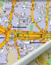 Сейчас проще стало с навигацией. ГПС, всё такое. 
А раньше - бумажная карти и всё. 
Самые класс, это карты с указанными поворотами (разрешёнными) на перекрёстках. 
Заранее маршрут можно проложить.