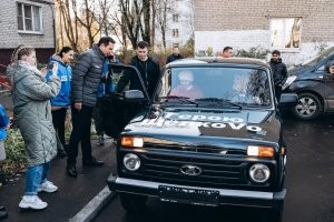 Супердеду, остановившему вора в Подмосковье, бесплатно отремонтировали его старую "Оку"