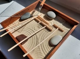 Не ставлю минус только потому что место действительно очень интересное и рассказано, показано хорошо.  Но дурость автора, который сравнивает это и сад камней просто зашкаливает. Особенно доставляет фраза "Одно время популярностью пользовались сады камней". То есть подразумевается что теперь эти сады нафиг никому не нужны.  Сады камней полностью искусственные сооружения. Созданы людьми с целью возвышенной мидитации и по строгим канонам дзен-буддизма! Там ни один камешек не случаен. Всё выверено до миллиметра, положение каждого камня расчитано и для правильной  установки требуется  не мало времени для обдумывания.  Сады камней пестуются столетиями и являются целым направлением, популярным и поныне. Как для создателей, так и для посетителей.  Так что сравнивать это с природным явлением, уникальным местом ландшафта очень неумно.